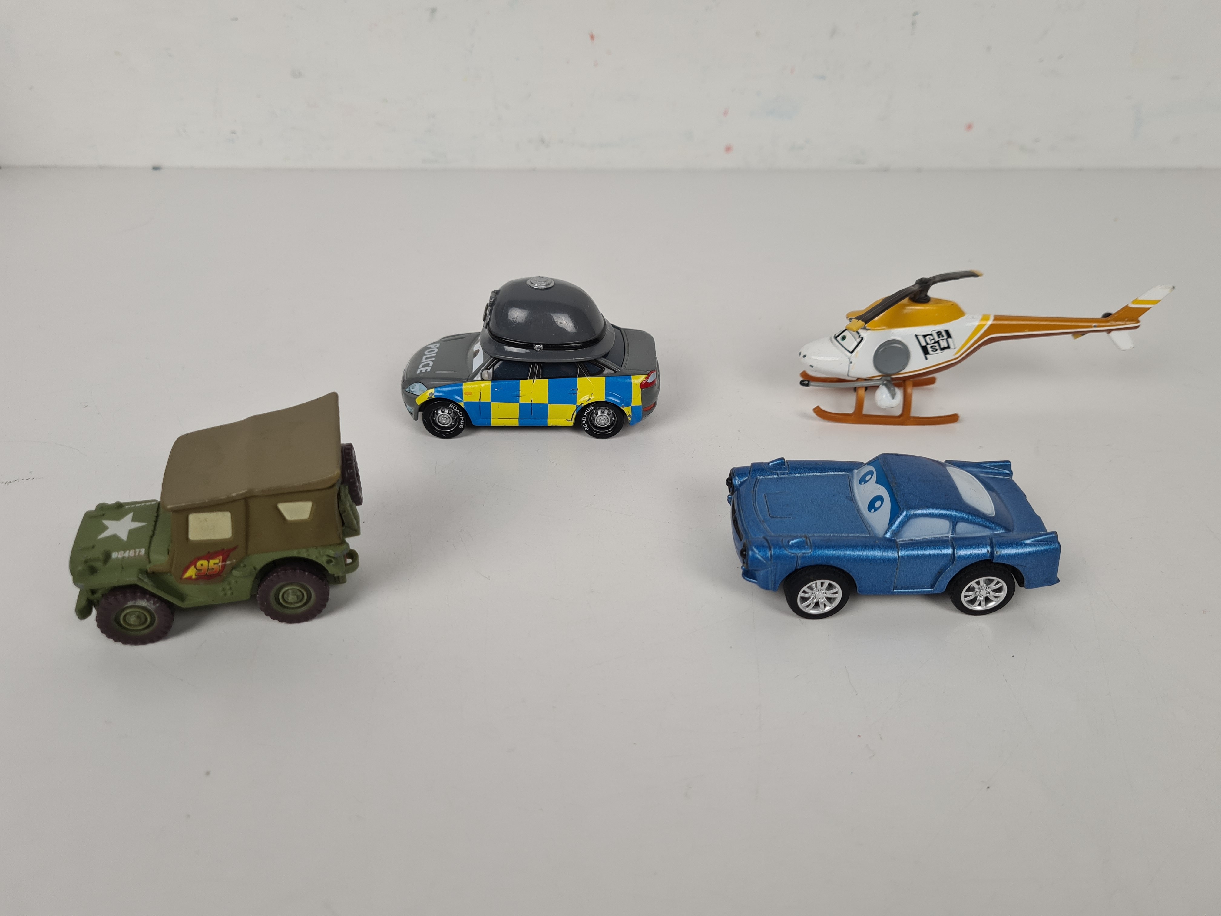 Voir photo 2 de Voiture - Lot de 4 " Cars " métal et plastique Voiture - Lot de 4 " Cars " métal et plastique Bon état - Vue 2 -